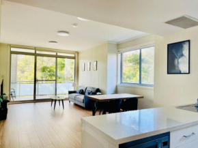 Spacious 2 beds 2 baths Condo (Parking & Wi-Fi)